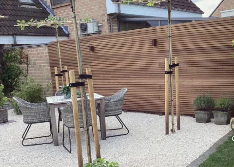 Hoe camoufleer je een oude tuinafsluiting?