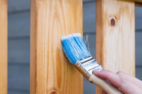 Met welke olie kan je hout behandelen tegen vergrijzing?