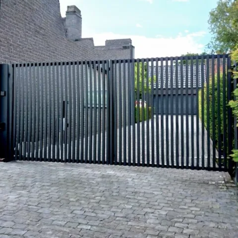 Automatische aluminium poort - 'Aldea' zwart