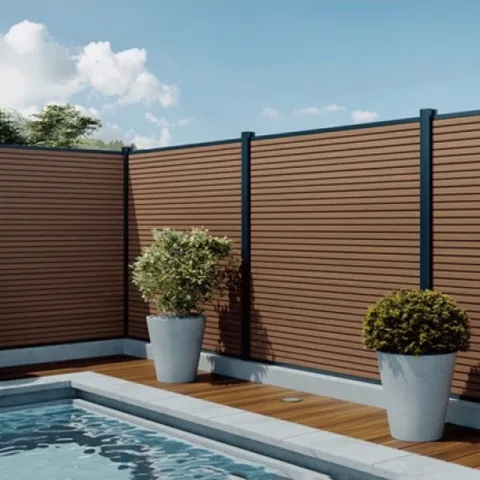 Composiet Plankenscherm 'Modern Triple L' - Teak