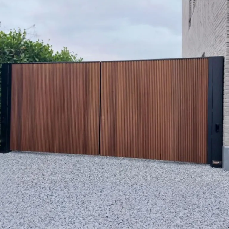 Automatisch metalen poortkader - op funderingsframe