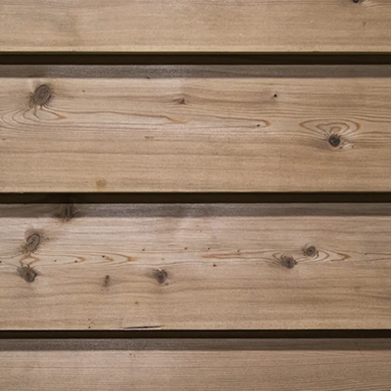 Siberisch lariks siding - fijnbezaagd - 13 cm breed