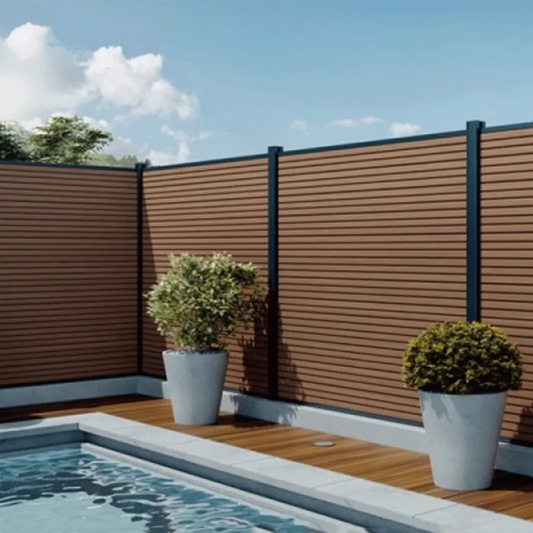 Composiet Plankenscherm 'Modern Triple L' - Teak