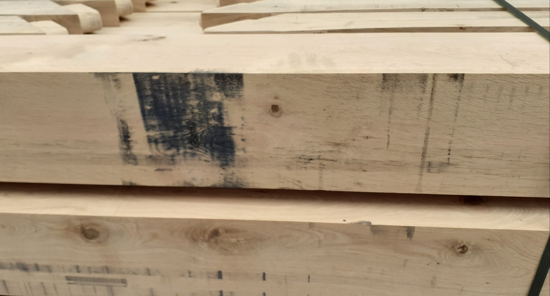 Blauwzwarte oxidevlekken op je hout: hoe verwijder je die?